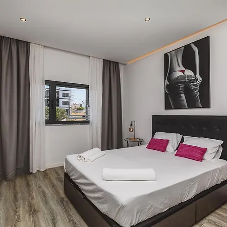 Valadares Pool كورويوس