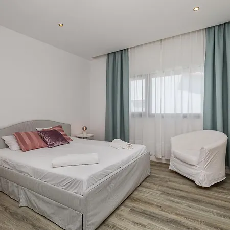 Valadares Pool فيلة كورويوس